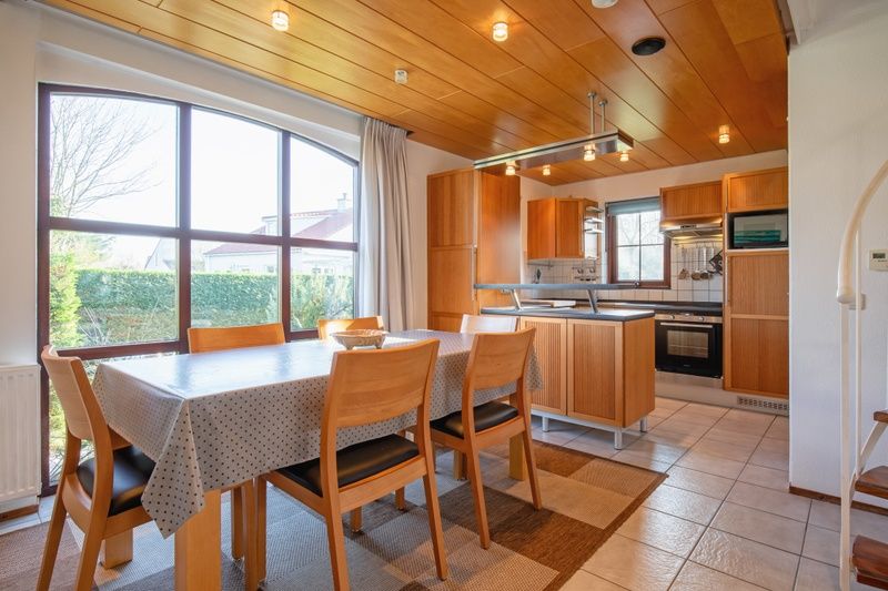 Moderne keuken in vakantiehuis Villapark Residentie Texel nr. 463, gelegen in De Cocksdorp op Texel, Waddeneilanden.