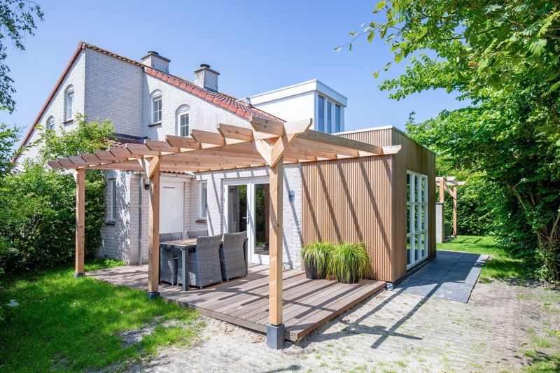 Vacation home D 690 in De Cocksdorp, Texel with sunny veranda and green surroundings, ideal for relaxation on the Wadden Islands.