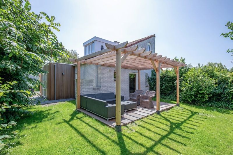 Vacation home D 690 in De Cocksdorp, Texel, with sunny terrace and comfortable seating area, ideal for relaxation on the Wadden Islands.