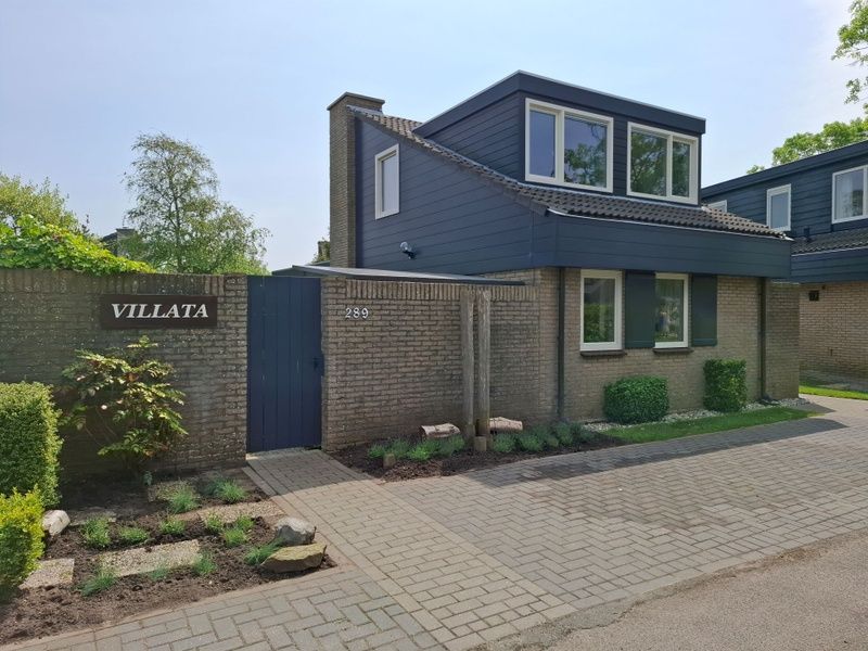 Vakantiehuis B 289 in De Cocksdorp, Texel biedt een charmante voorgevel met moderne architectuur, ideaal voor een ontspannen verblijf op de Waddeneilanden.