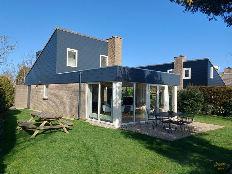 Vakantiehuis B 289 in De Cocksdorp, Texel, biedt een zonnig terras en groene tuin voor ontspanning op de Waddeneilanden.