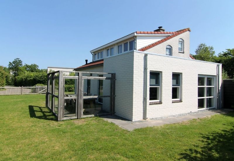 Vakantiehuis D 703 in De Cocksdorp, Texel, biedt een charmant terras en ruime tuin voor ontspanning op de Waddeneilanden.