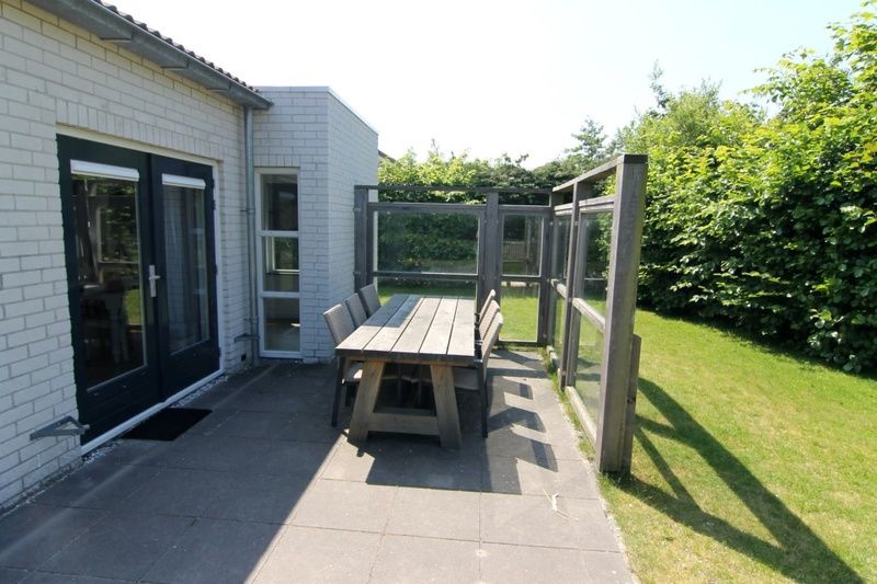 Geniet van de zon op het terras van Vakantiehuis D 703 in De Cocksdorp, Texel, een prachtig vakantiehuis op de Waddeneilanden.
