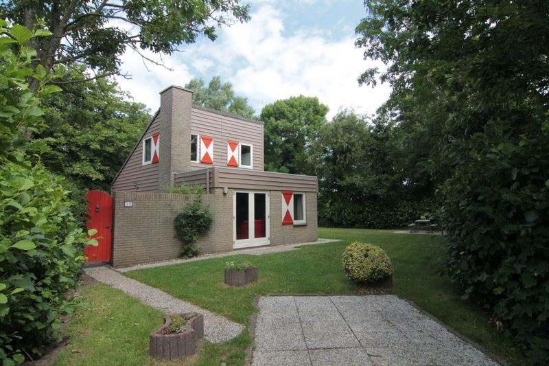 Vakantiehuis B 053 in De Cocksdorp op Texel biedt een charmante verblijfservaring met een weelderige tuin en moderne architectuur.