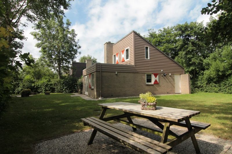 Vakantiehuis B 053 in De Cocksdorp op Texel biedt een ruime tuin met picknicktafel, ideaal voor ontspanning op de Waddeneilanden.