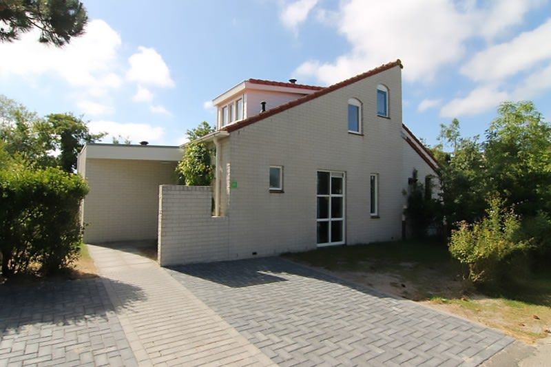 Vakantiehuis D 617 in De Cocksdorp, Texel, biedt een gezellige buitenruimte met een charmante tuin en moderne architectuur.