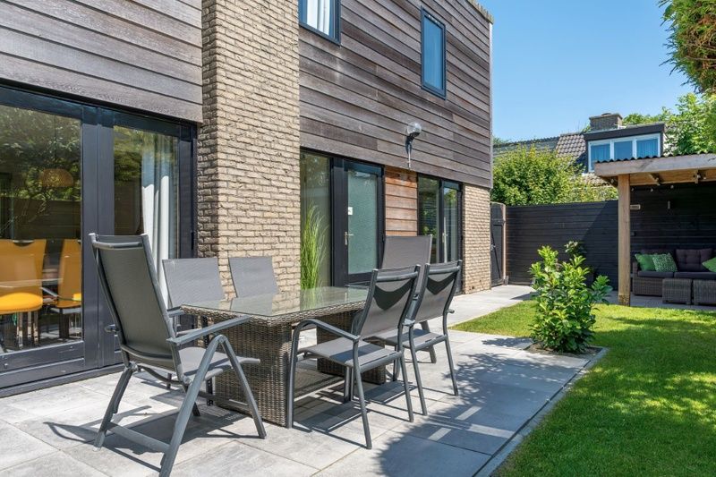 Geniet van de zonnige tuin en het terras van Vakantiehuis A 103 in De Cocksdorp, Texel, ideaal voor een ontspannen verblijf op de Waddeneilanden.
