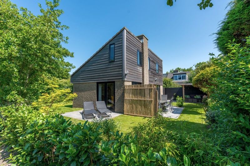 Vakantiehuis A 103 in De Cocksdorp, Texel, biedt een serene tuin met terras, ideaal voor ontspanning in de natuur van de Waddeneilanden.