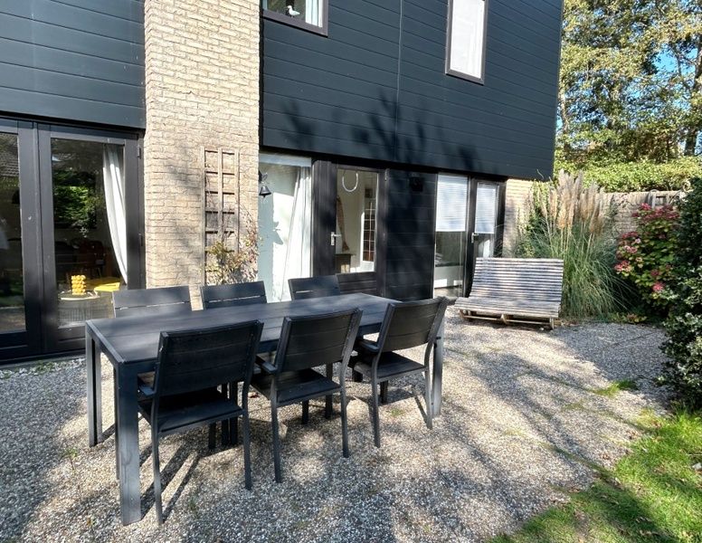 Geniet van het zonnige terras bij Vakantiehuis C 059 in De Cocksdorp, Texel, Waddeneilanden, omringd door groene natuur.