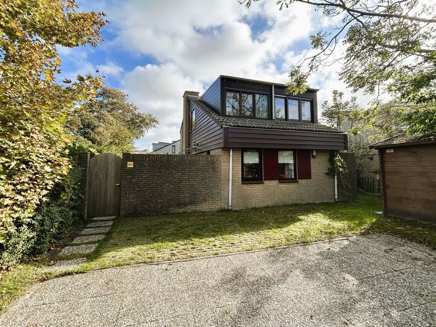 Das Ferienhaus B 203 in De Cocksdorp, Texel bietet eine ruhige und gruene Umgebung fuer einen erholsamen Aufenthalt auf den Watteninseln.