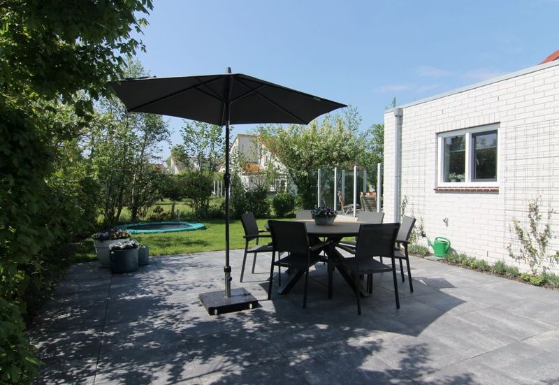 Geniet van de zonnige tuin en terras bij Vakantiehuis D 685 in De Cocksdorp, Texel, perfect voor een ontspannen verblijf op de Waddeneilanden.