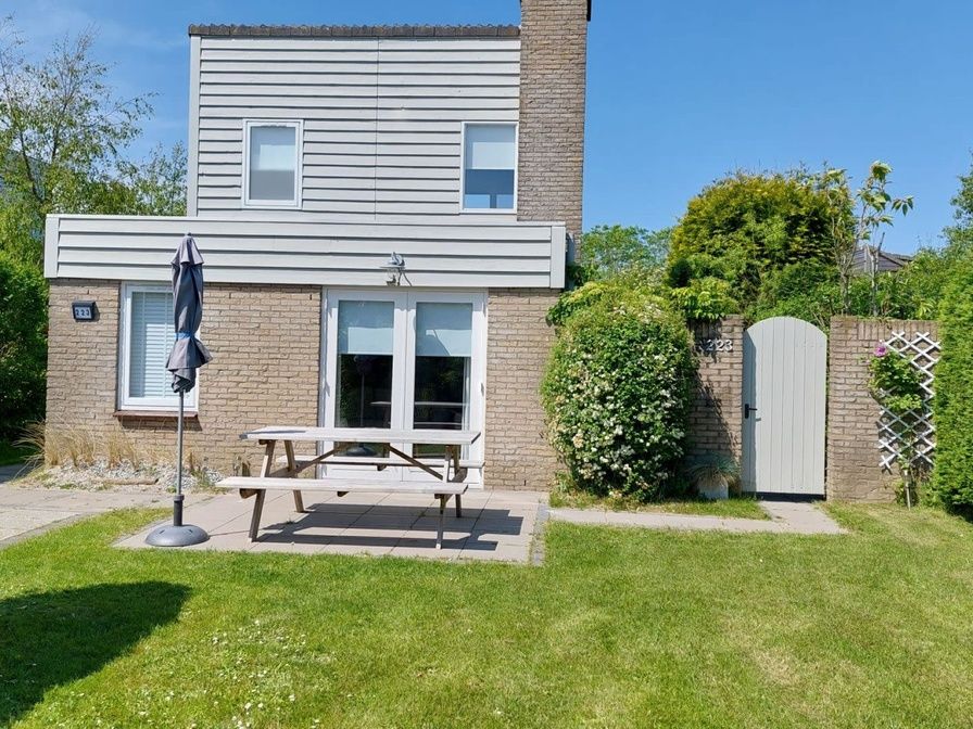 Vakantiehuis B 223 in De Cocksdorp, Texel, met zonnig terras en groene tuin, ideaal voor een ontspannen verblijf op de Waddeneilanden.