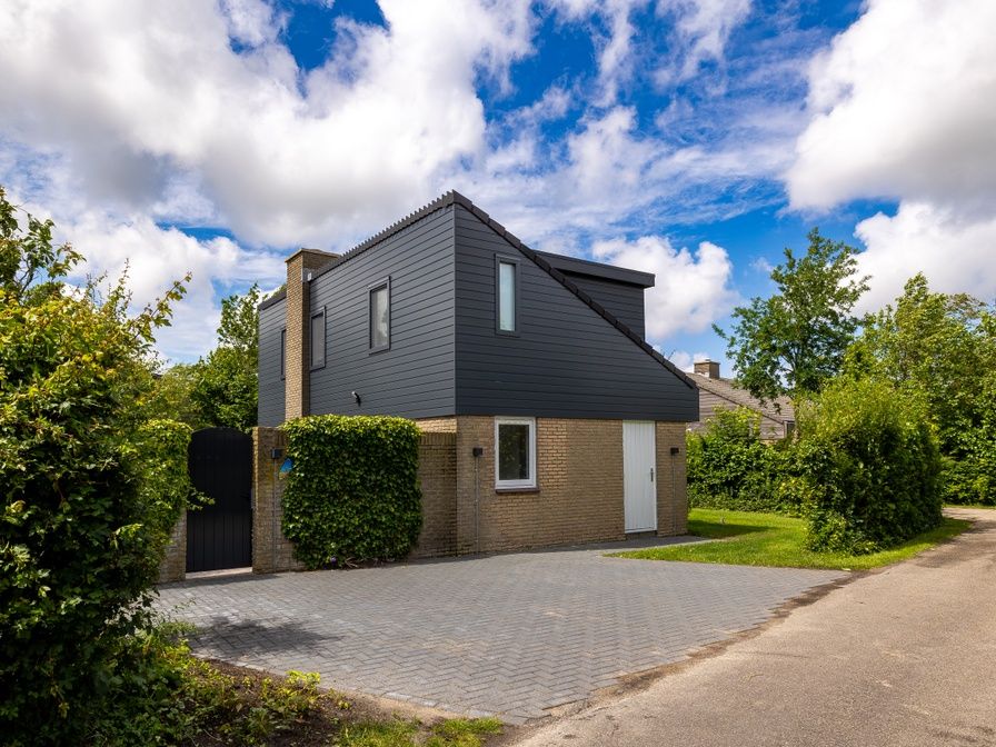 Vakantiehuis A 109 in De Cocksdorp, Texel, biedt een moderne uitstraling met een prachtig uitzicht op de natuurlijke omgeving van de Waddeneilanden.
