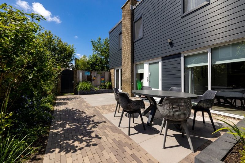 Geniet van het zonnige terras bij Vakantiehuis A 109 in De Cocksdorp, Texel. Perfect voor ontspanning te midden van de Waddeneilanden.