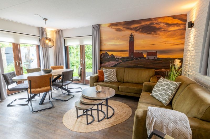 Gezellige woonkamer van Vakantiehuis A 109 in De Cocksdorp, Texel, met comfortabele zithoek en prachtig uitzicht op de natuur.