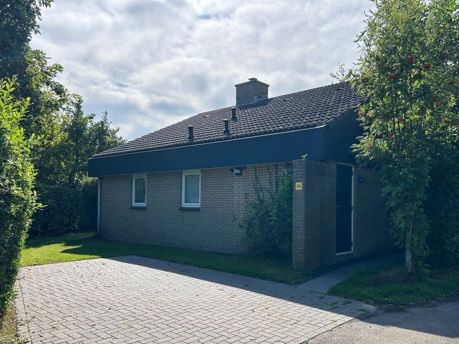 Vakantiehuis A 343 in De Cocksdorp, Texel biedt een rustige verblijfservaring met een groene omgeving en charmante buitenruimte.