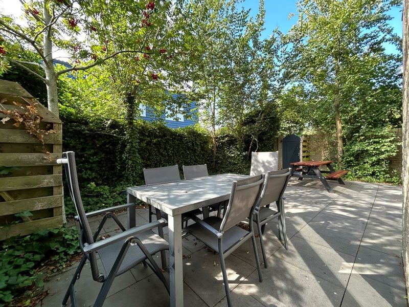 Geniet van de rust op het terras van Vakantiehuis A 343 in De Cocksdorp, Texel, omgeven door groene natuur op de Waddeneilanden.