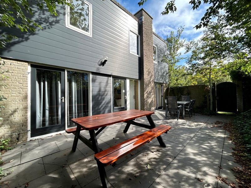 Ontspan op het ruime terras van Vakantiehuis A 343 in De Cocksdorp, Texel, omgeven door de serene natuur van de Waddeneilanden.