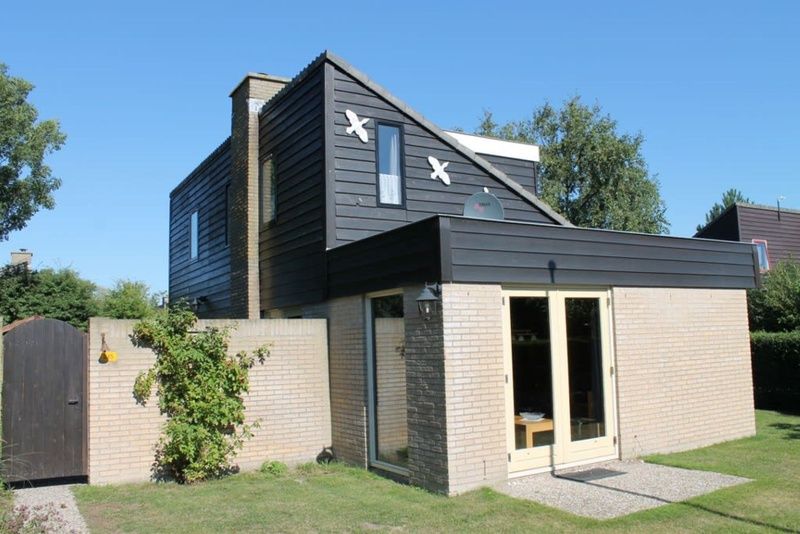 Vakantiehuis A 245 in De Cocksdorp, Texel, biedt een moderne buitenkant met ruime tuin, ideaal voor een ontspannen verblijf op de Waddeneilanden.