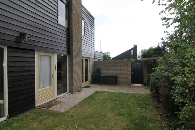 Vakantiehuis A 245 in De Cocksdorp, Texel biedt een gezellige buitenruimte met terras en tuin in de serene omgeving van de Waddeneilanden.