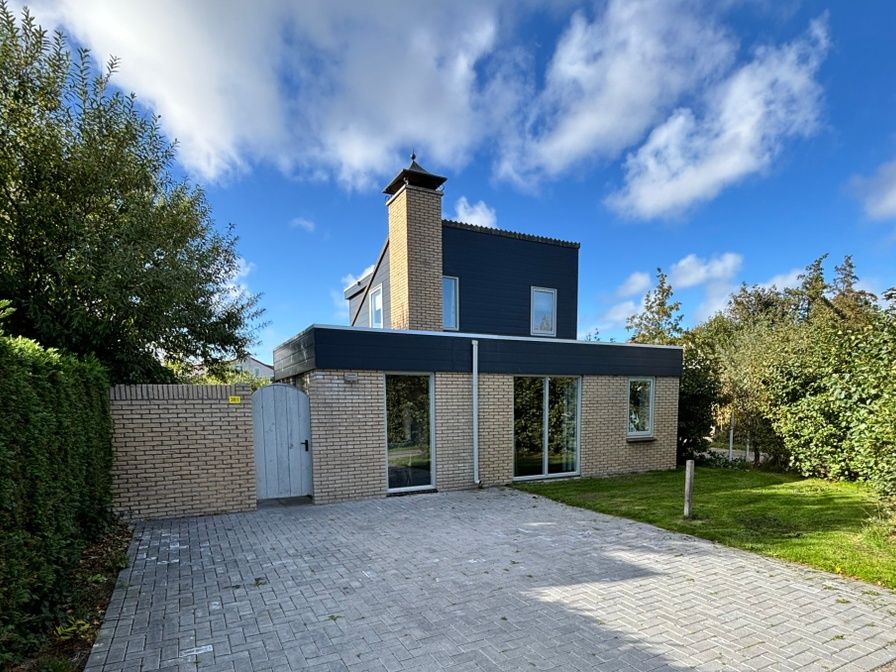 Das Ferienhaus A 381 in De Cocksdorp, Texel, bietet eine ruhige Unterkunft mit einem grossen Garten und moderner Architektur auf den Watteninseln.