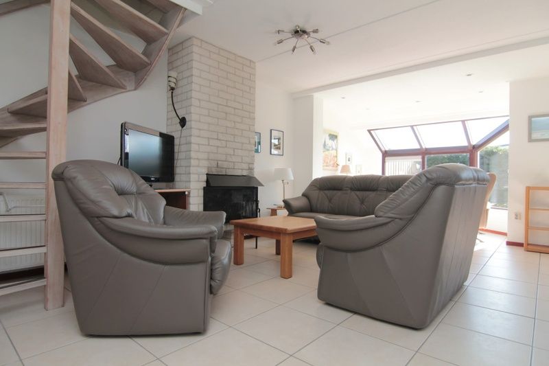 Gezellige woonkamer in Vakantiehuis D 493, De Cocksdorp, Texel, met comfortabele banken en veel natuurlijk licht voor een ontspannen verblijf.