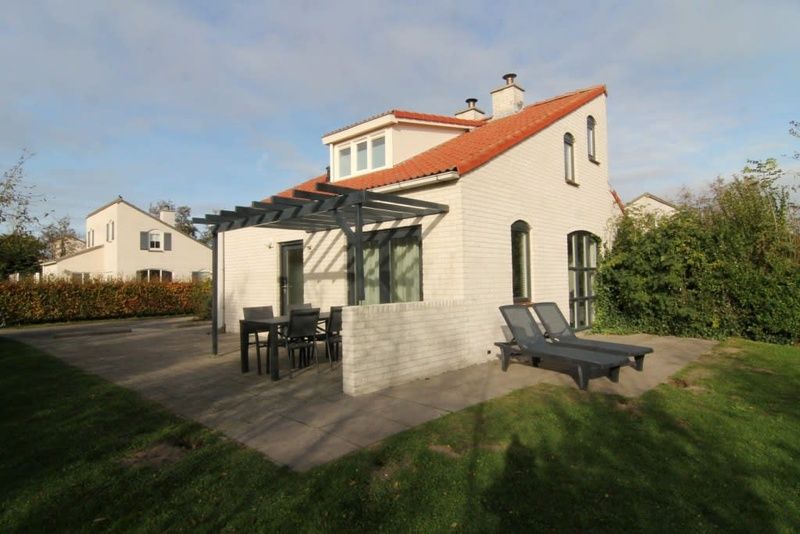 Vakantiehuis D 615 in De Cocksdorp, Texel met zonnig terras en moderne buitenruimte op de Waddeneilanden.
