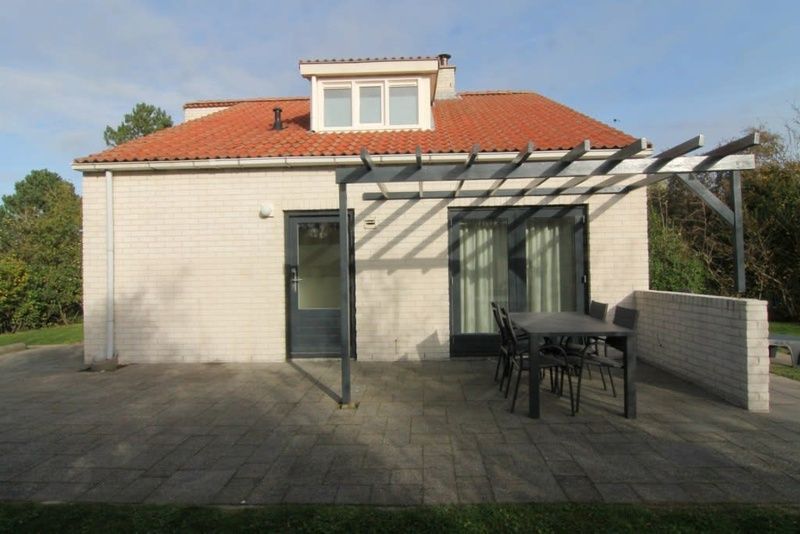 Vakantiehuis D 615 in De Cocksdorp, Texel met een ruime veranda en buitenzitje, ideaal voor ontspanning op de Waddeneilanden.