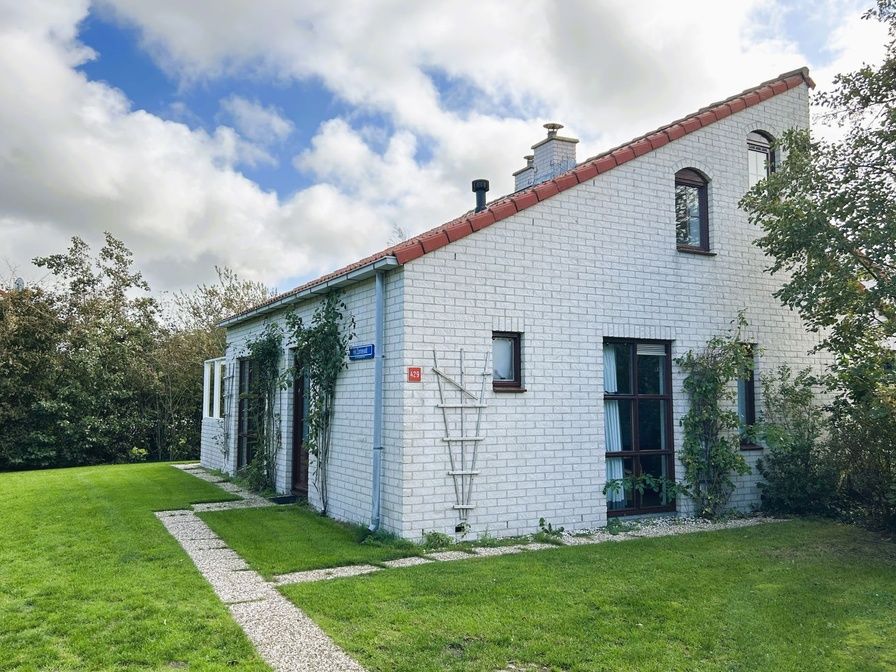 Vakantiehuis D 429 in De Cocksdorp, Texel, omgeven door groene natuur en rustieke charme op de Waddeneilanden.