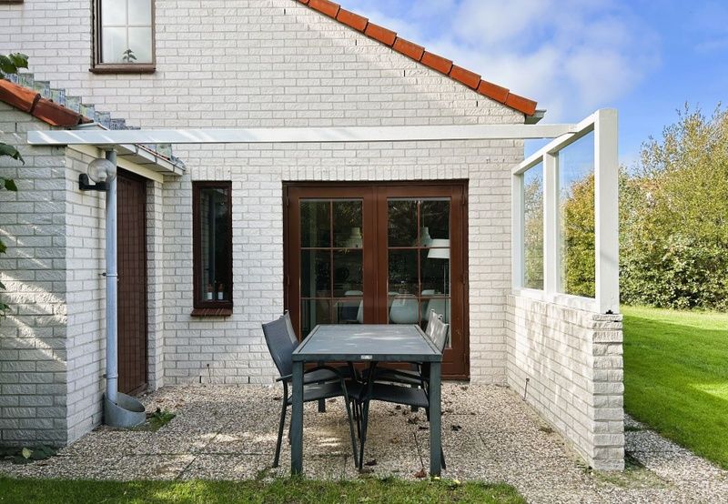 Geniet van de buitenruimte bij Vakantiehuis D 429 in De Cocksdorp, Texel. Ontspan op het terras omringd door natuur op de Waddeneilanden.