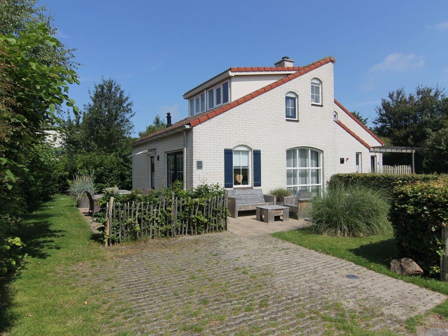 Vacation home D 692 in De Cocksdorp, Texel with sunny terrace and green garden, ideal for a relaxing stay on the Wadden Islands.