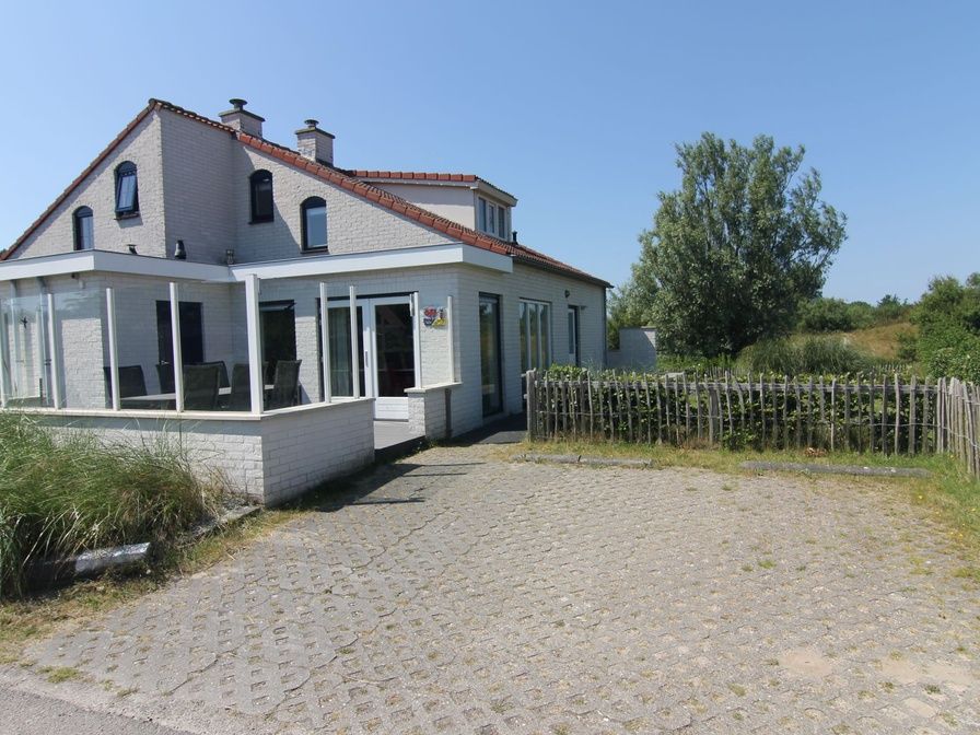 Vakantiehuis D 477 in De Cocksdorp, Texel met ruime veranda en omringd door groene natuur op de Waddeneilanden.