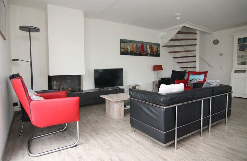 Gezellige woonkamer van Vakantiehuis D 477 in De Cocksdorp, Texel, met moderne inrichting en comfortabele zithoek.