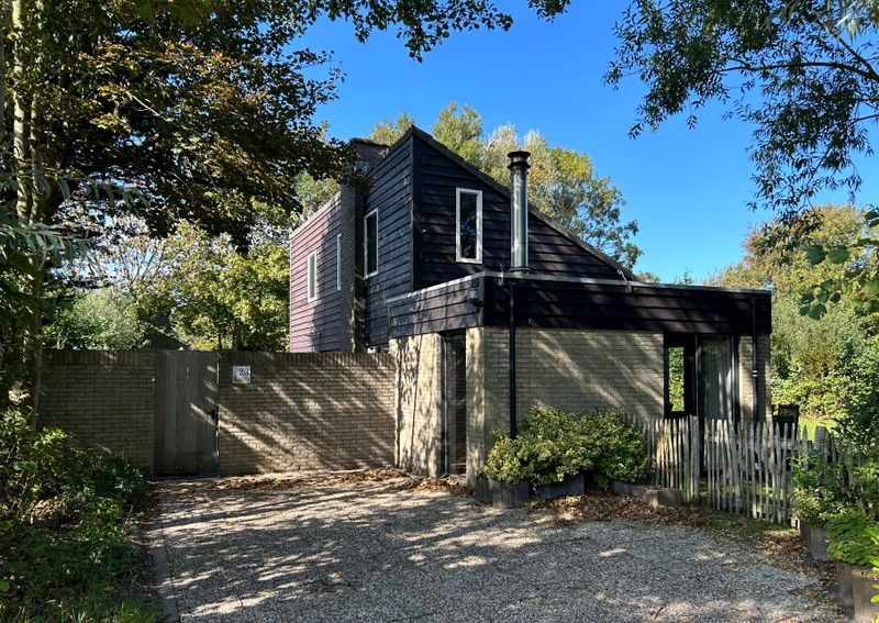 Vakantiehuis A 023 in De Cocksdorp, Texel, biedt een serene verblijfservaring te midden van groene natuur en rustige omgeving.