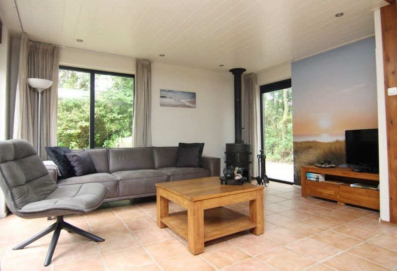 Gezellige woonkamer in Vakantiehuis A 023, De Cocksdorp Texel, met moderne inrichting en uitzicht op de natuur van de Waddeneilanden.