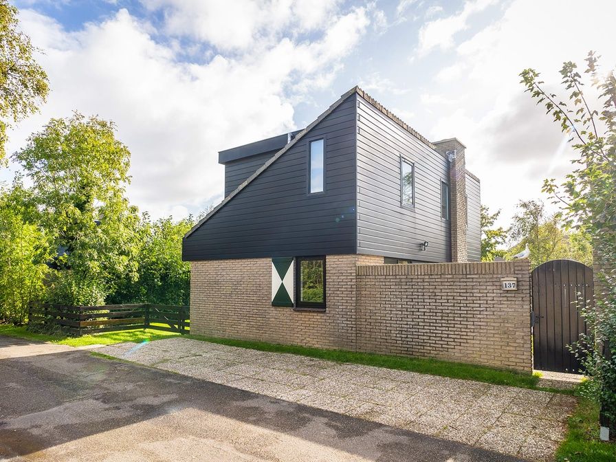 Vakantiehuis C 137 in De Cocksdorp, Texel, biedt een moderne uitstraling en rustige omgeving op de Waddeneilanden.