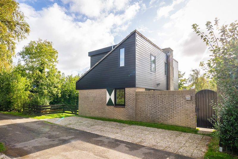 Vakantiehuis C 137 in De Cocksdorp, Texel, biedt een moderne uitstraling met een prachtig uitzicht op de groene omgeving van de Waddeneilanden.