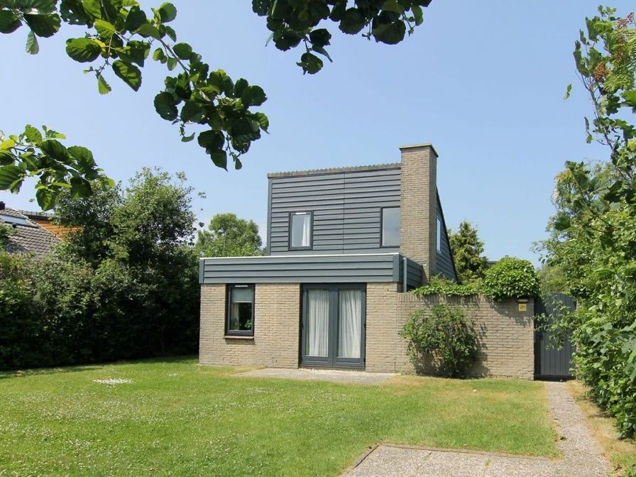 Vakantiehuis B 271 in De Cocksdorp op Texel, Waddeneilanden, omgeven door groene tuin en serene natuur, ideaal voor ontspanning.