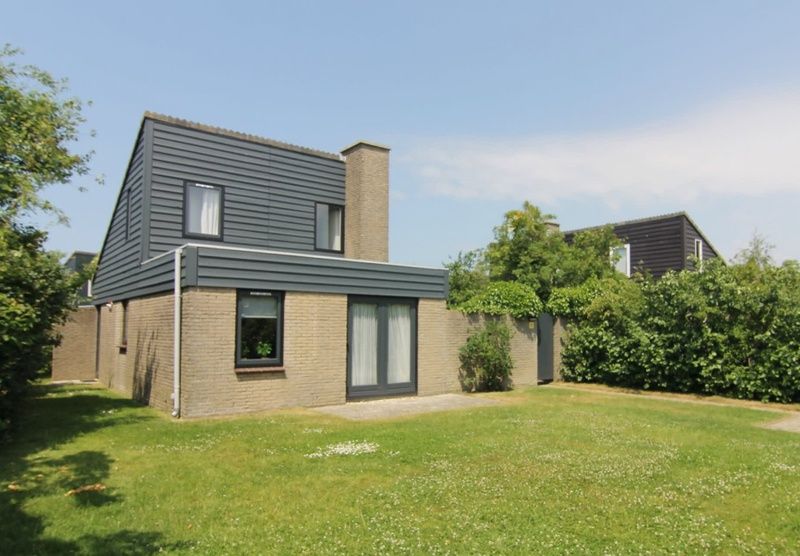 Vakantiehuis B 271 in De Cocksdorp, Texel biedt een serene tuin en moderne architectuur voor een ontspannen verblijf op de Waddeneilanden.