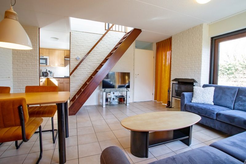 Gezellige woonkamer in Vakantiehuis B 195, De Cocksdorp, Texel met comfortabele zitruimte en moderne inrichting op de Waddeneilanden.