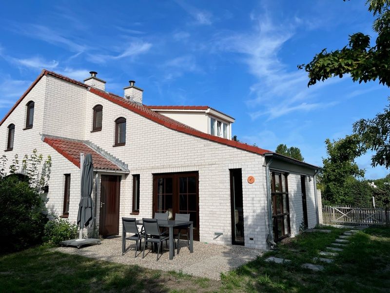Vakantiehuis D 709 in De Cocksdorp, Texel met zonnig terras en landelijke omgeving, ideaal voor een ontspannen verblijf op de Waddeneilanden.