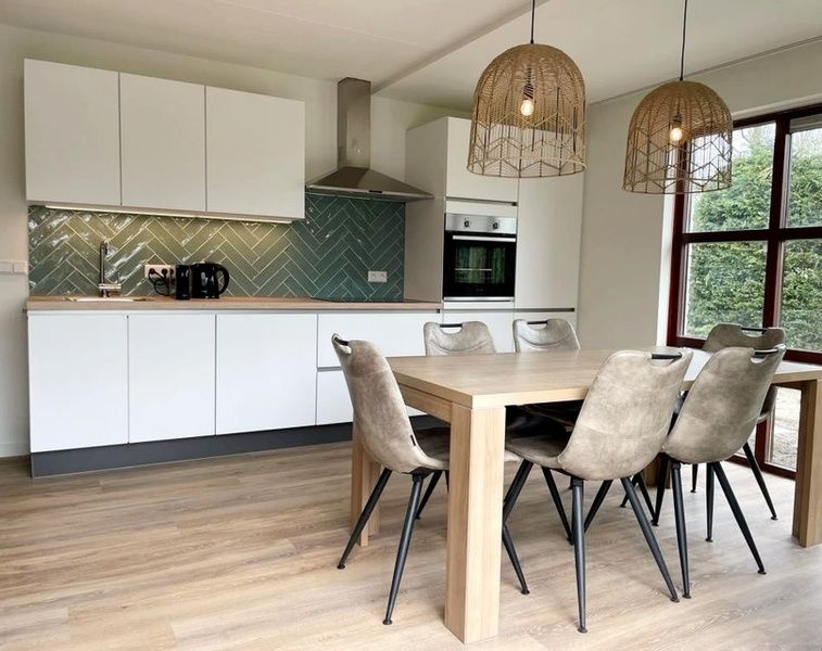 Moderne keuken en eetruimte in Vakantiehuis D 709, De Cocksdorp, Texel. Ideaal vakantiehuis met ruime binnenruimte op de Waddeneilanden.