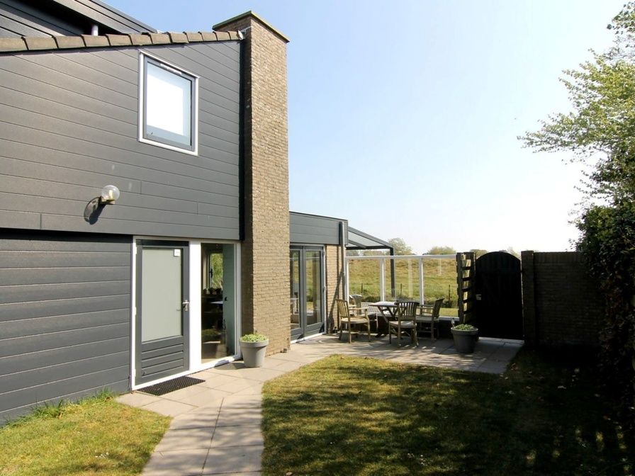 Geniet van de zonnige tuin en terras van Vakantiehuis B 127 in De Cocksdorp, Texel, perfect voor ontspanning op de Waddeneilanden.