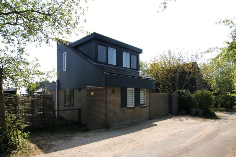 Vakantiehuis B 127 in De Cocksdorp, Texel biedt een charmant verblijf met moderne architectuur, ideaal voor een ontspannen vakantie op de Waddeneilanden.