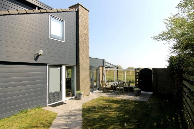 Vakantiehuis B 127 in De Cocksdorp, Texel biedt een zonnig terras met uitzicht op de natuur van de Waddeneilanden.