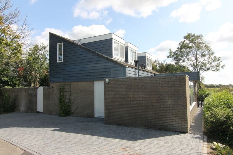 Vakantiehuis A 345 in De Cocksdorp, Texel biedt een moderne buitenkant met ruime oprit op de Waddeneilanden.
