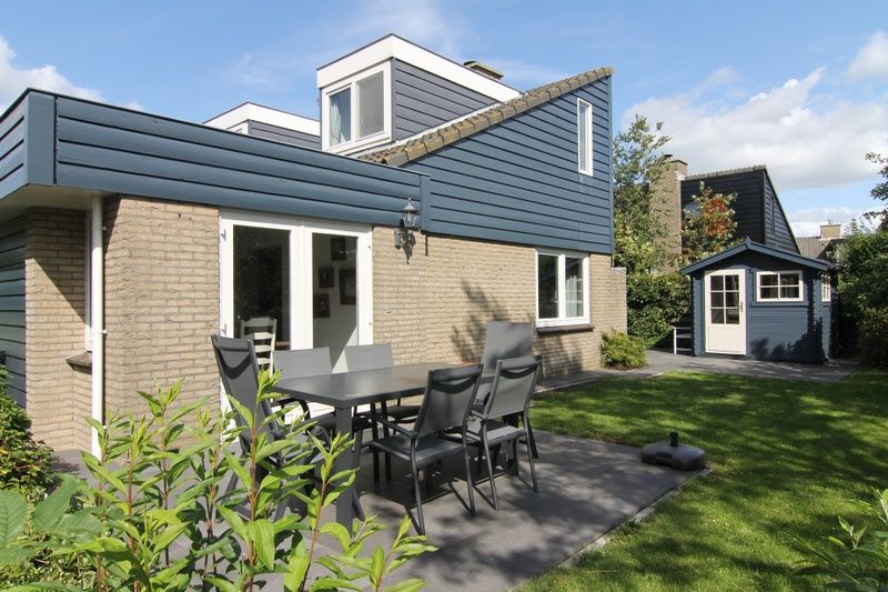 Geniet van het zonnige terras bij Vakantiehuis A 345 in De Cocksdorp, Texel, een perfecte plek voor ontspanning op de Waddeneilanden.