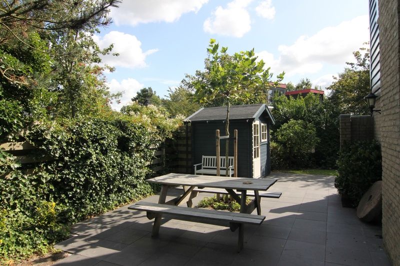 Geniet van de zonnige tuin met picknicktafel bij Vakantiehuis A 345 in De Cocksdorp, Texel. Perfect voor ontspannen buitenmomenten.