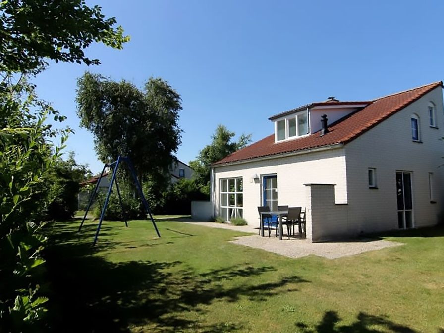 Vakantiehuis D 730 in De Cocksdorp, Texel, met ruime tuin en terras omgeven door groen, ideaal voor een ontspannen verblijf op de Waddeneilanden.