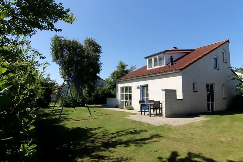 Vakantiehuis D 730 in De Cocksdorp, Texel, biedt een zonnig terras en ruime tuin voor ontspanning op de Waddeneilanden.